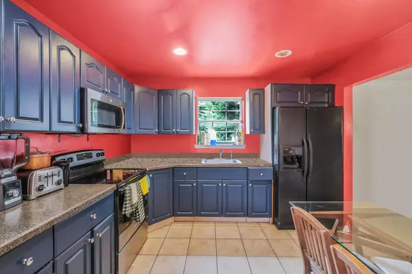 72 Eleanor AVE, Mastic, NY 11950