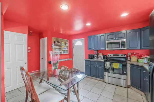 72 Eleanor AVE, Mastic, NY 11950