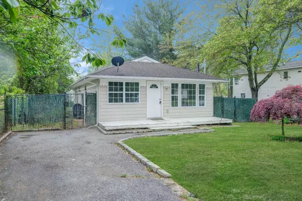 122 Eleanor AVE, Mastic, NY 11950