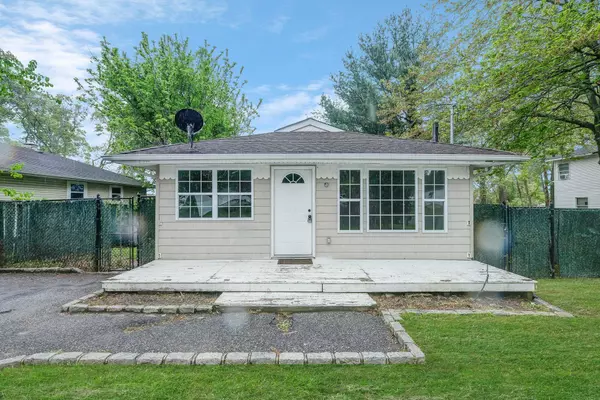 122 Eleanor AVE, Mastic, NY 11950