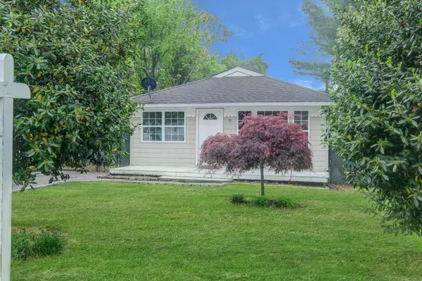 122 Eleanor AVE, Mastic, NY 11950