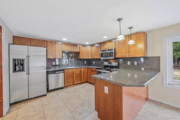 56 Matsunaye DR, Medford, NY 11763