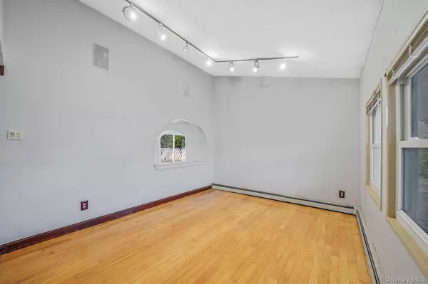 56 Matsunaye DR, Medford, NY 11763