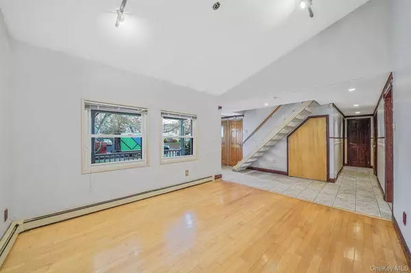 56 Matsunaye DR, Medford, NY 11763