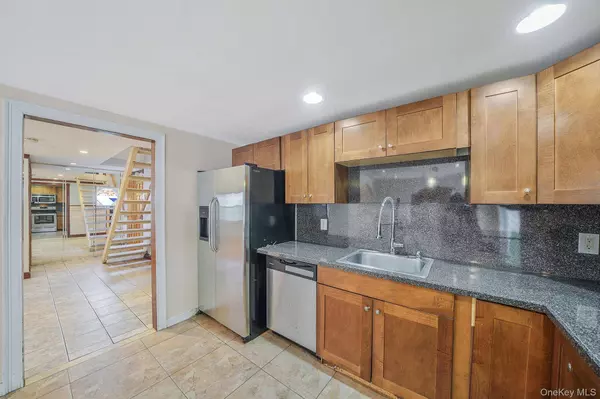 56 Matsunaye DR, Medford, NY 11763