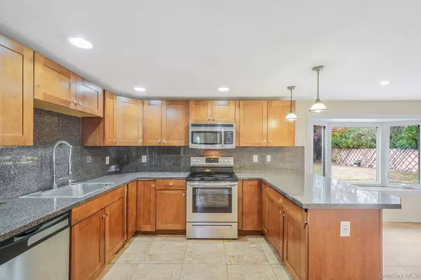 56 Matsunaye DR, Medford, NY 11763