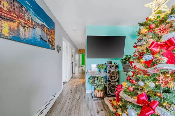 78 Eleanor AVE, Mastic, NY 11950