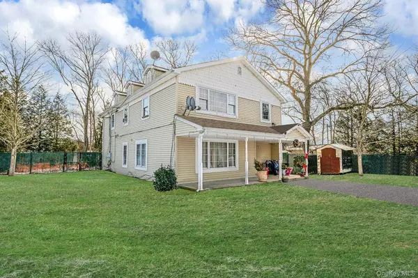 78 Eleanor AVE, Mastic, NY 11950