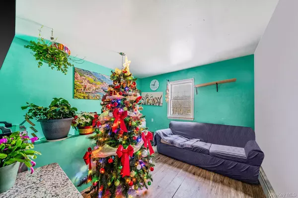 78 Eleanor AVE, Mastic, NY 11950