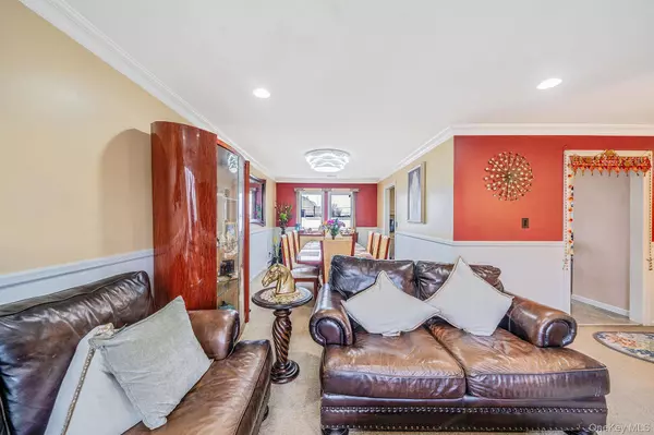 105 Arlington ST, Mineola, NY 11501