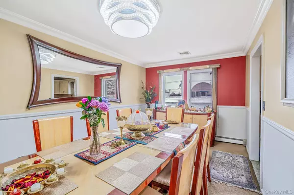 105 Arlington ST, Mineola, NY 11501