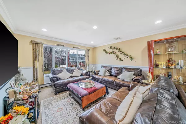 105 Arlington ST, Mineola, NY 11501