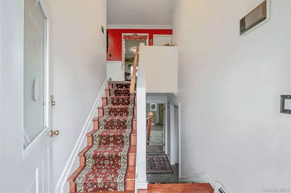 105 Arlington ST, Mineola, NY 11501