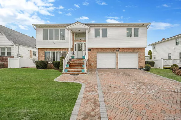 105 Arlington ST, Mineola, NY 11501