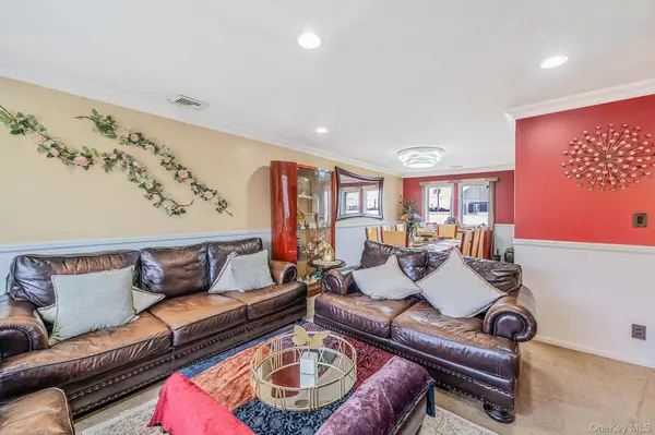 105 Arlington ST, Mineola, NY 11501