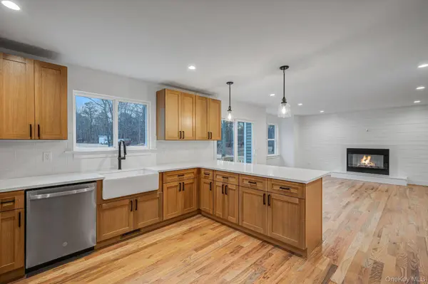 37 Locust AVE, Medford, NY 11763