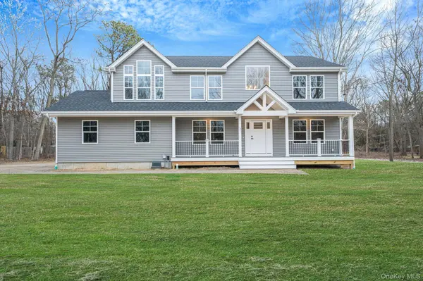 37 Locust AVE, Medford, NY 11763