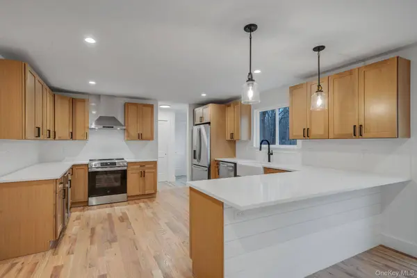 37 Locust AVE, Medford, NY 11763