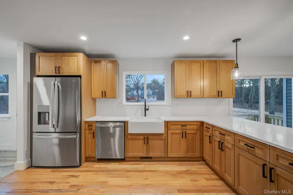 37 Locust AVE, Medford, NY 11763