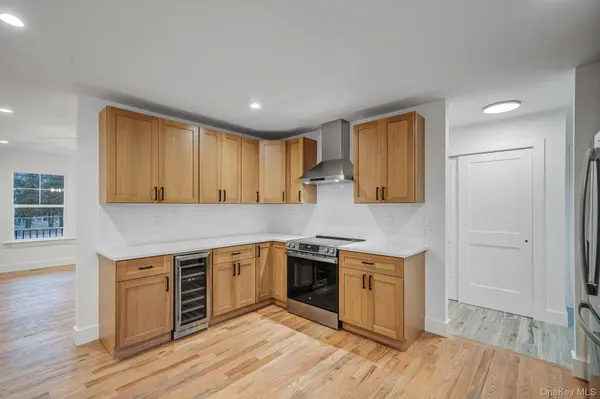 37 Locust AVE, Medford, NY 11763