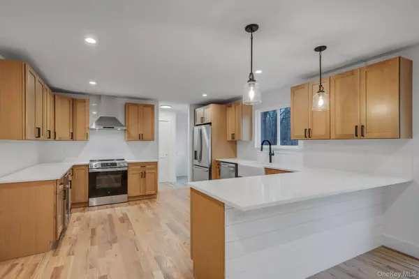 39 Locust AVE, Medford, NY 11763