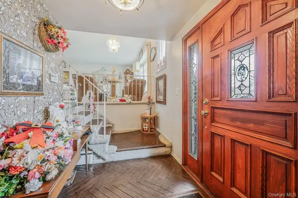 1286 Dale CT, Seaford, NY 11783