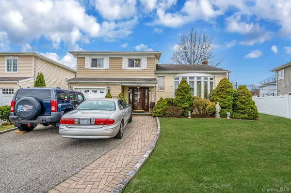 1286 Dale CT, Seaford, NY 11783