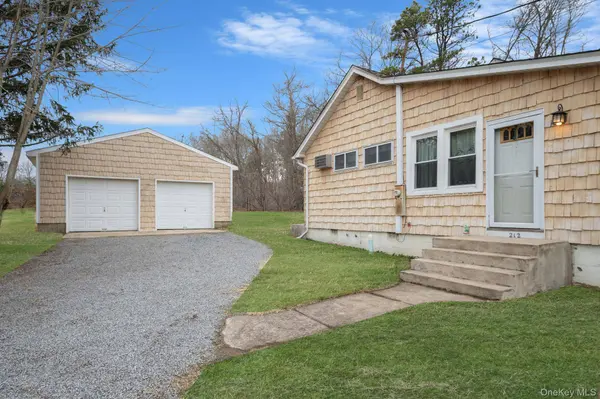 212 Mount Vernon AVE, Medford, NY 11763