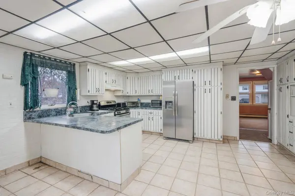 212 Mount Vernon AVE, Medford, NY 11763