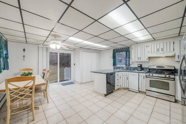 212 Mount Vernon AVE, Medford, NY 11763