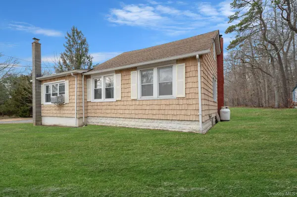 212 Mount Vernon AVE, Medford, NY 11763