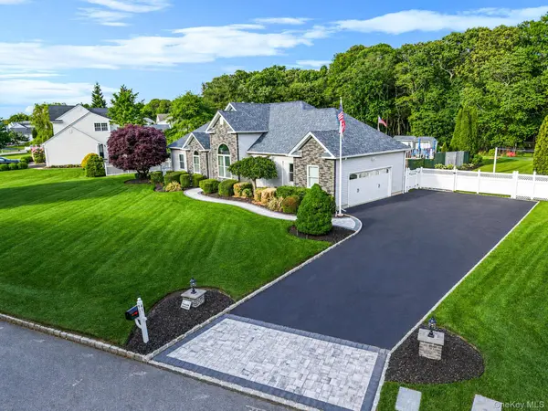 41 Paige LN, Moriches, NY 11955