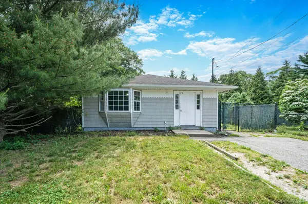 88 Eleanor AVE, Mastic, NY 11950