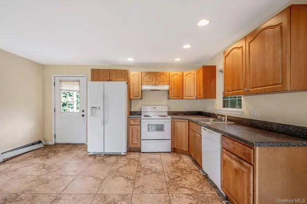 86 Eleanor AVE, Mastic, NY 11950