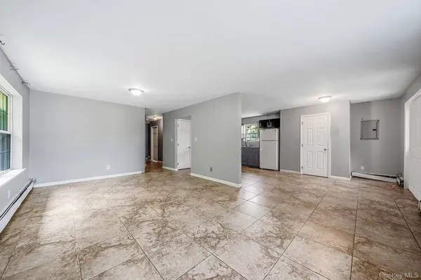 88 Eleanor AVE, Mastic, NY 11950