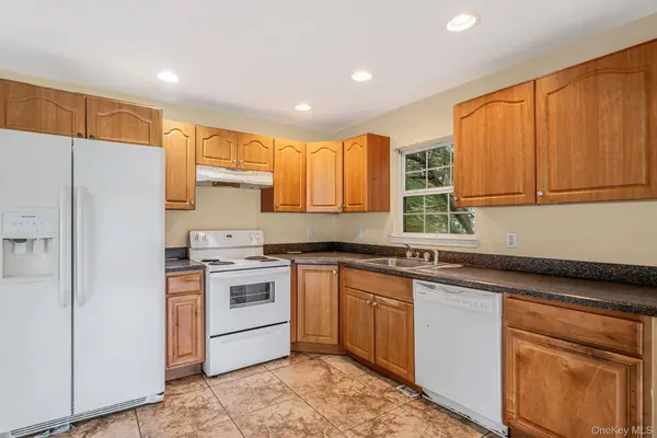 86 Eleanor AVE, Mastic, NY 11950