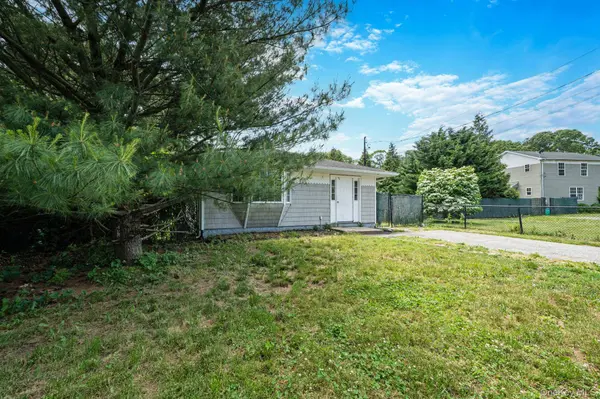 88 Eleanor AVE, Mastic, NY 11950