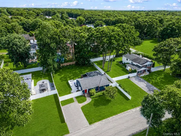 6 Malba DR, Shirley, NY 11967