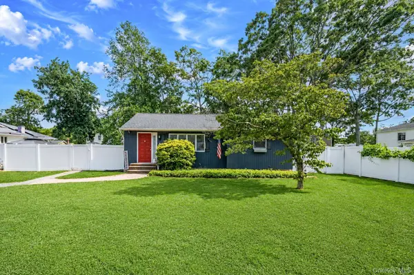 6 Malba DR, Shirley, NY 11967