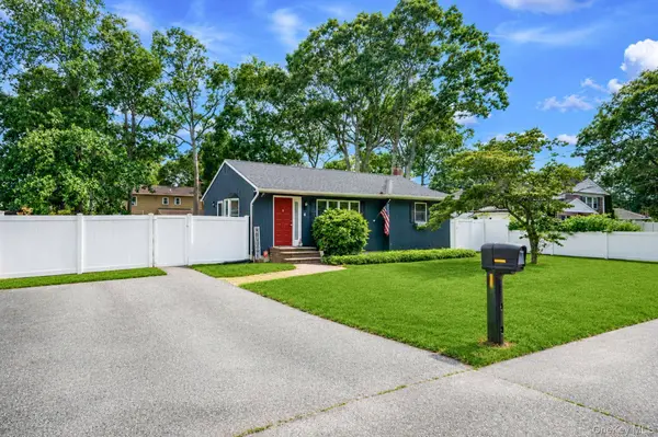 6 Malba DR, Shirley, NY 11967