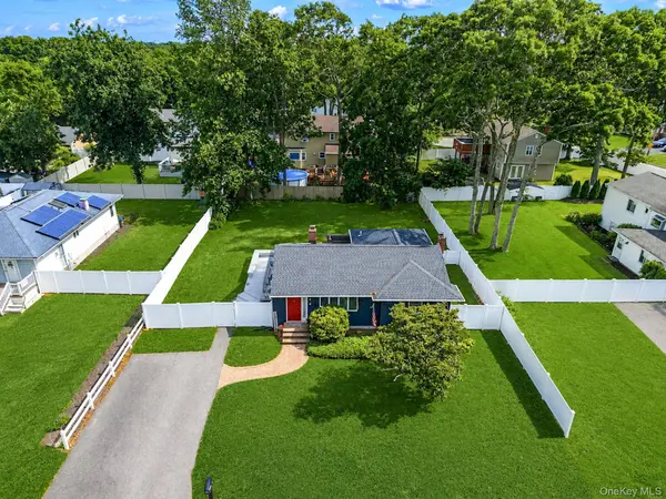6 Malba DR, Shirley, NY 11967