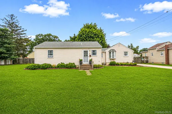21 Cherokee DR, Bay Shore, NY 11706