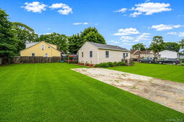21 Cherokee DR, Bay Shore, NY 11706
