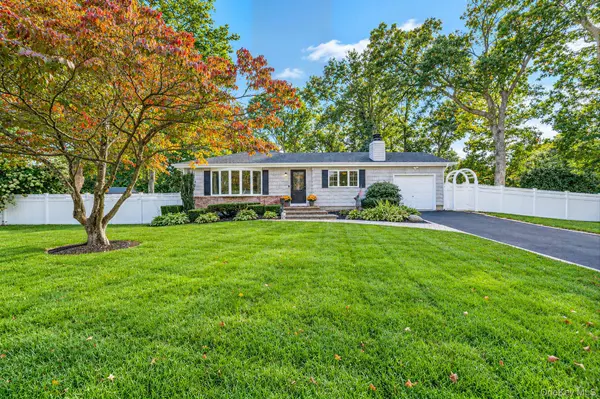 7 Abby DR, East Northport, NY 11731