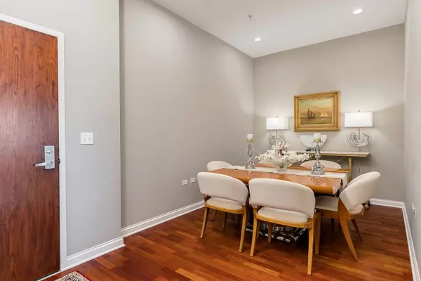 801 VILLAGE CENTER DR #405, Burr Ridge, IL 60527