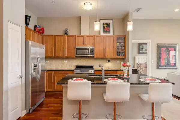 801 VILLAGE CENTER DR #405, Burr Ridge, IL 60527