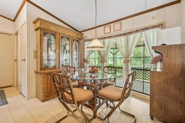 345 E Oak Shadows, Onalaska, TX 77360