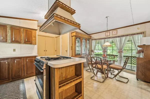 345 E Oak Shadows, Onalaska, TX 77360