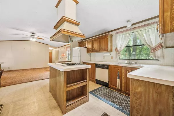 345 E Oak Shadows, Onalaska, TX 77360