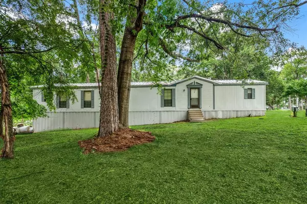 345 E Oak Shadows, Onalaska, TX 77360